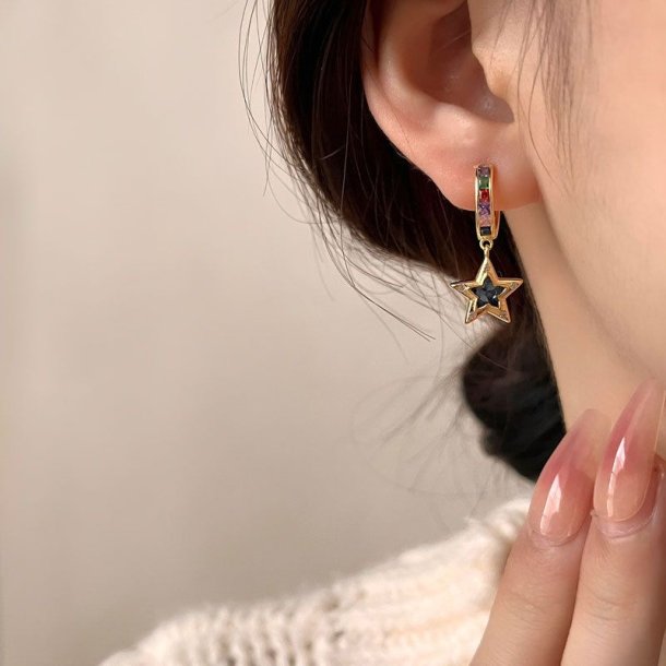 Donnatella reringe forgyldt med stjerne og rainbow sten